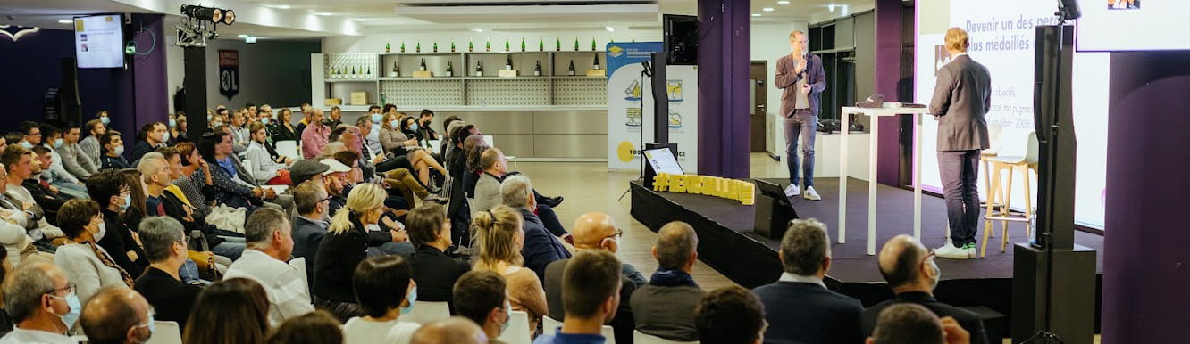 Apprenti mécanicien qui travaille